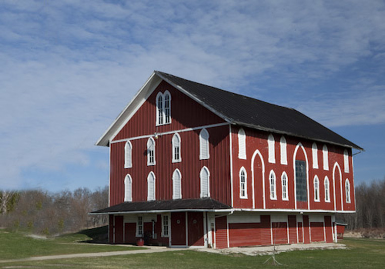 Red and white Ohio barn Photo